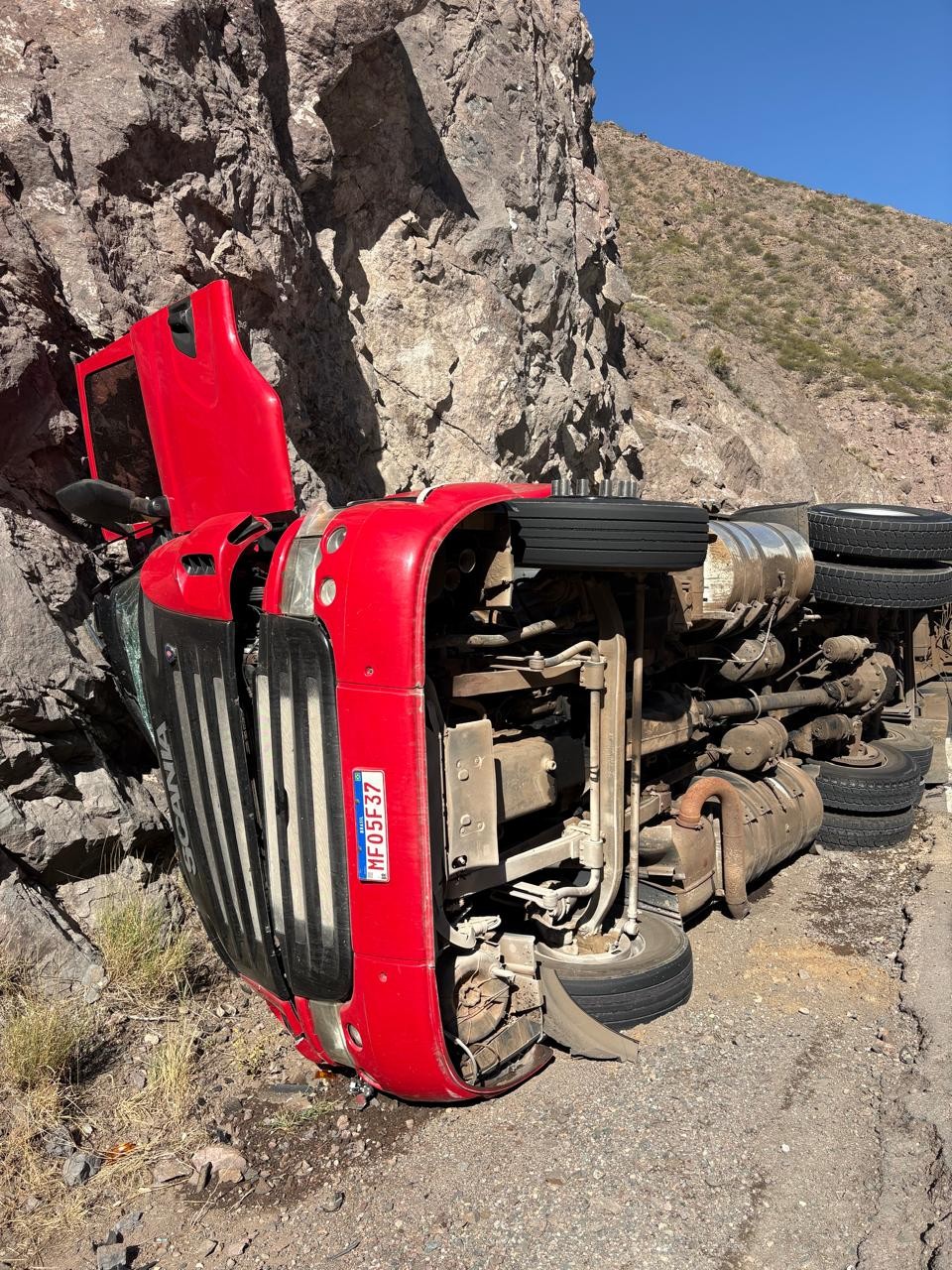 Camión volcó en RN 7 Alta Montaña 