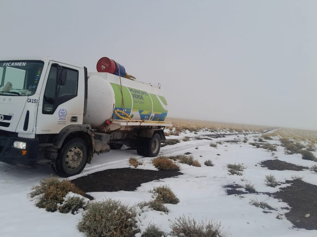 La comuna local asistió a puesteros de El Nihuil mientras nevaba