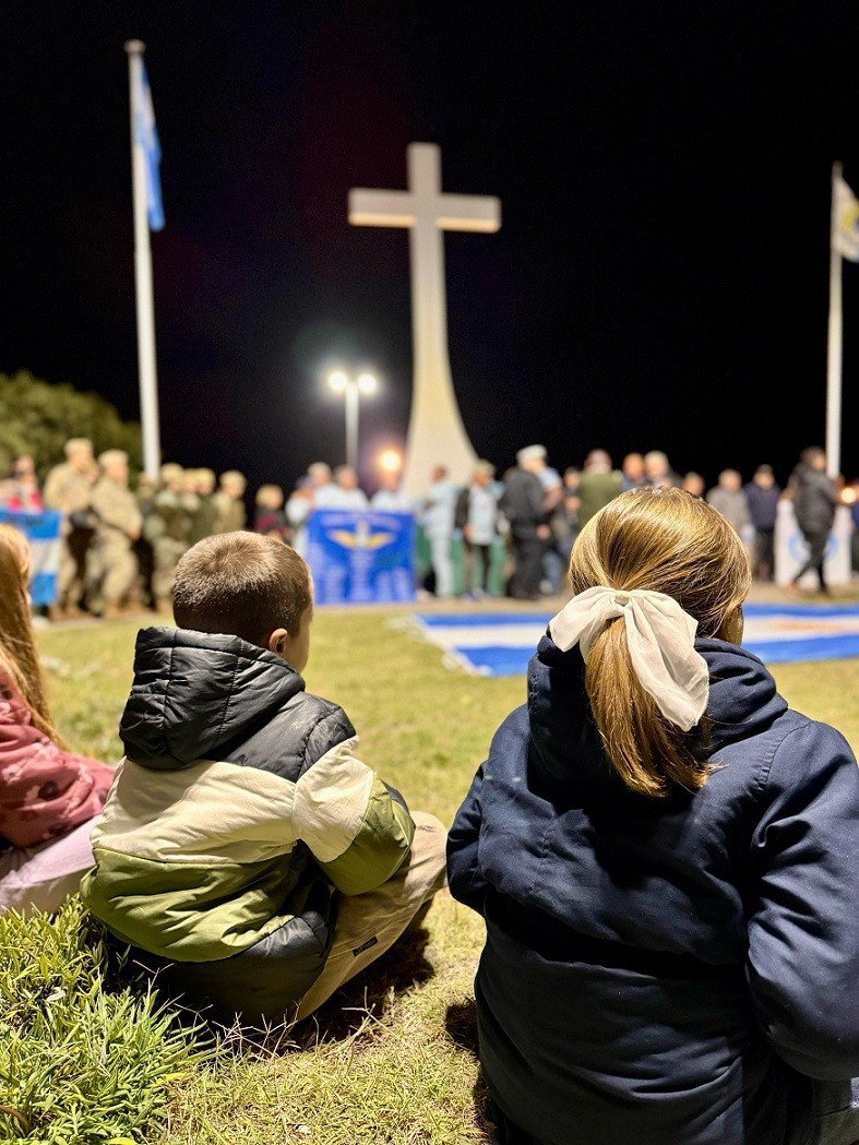 Con una emotiva caminata y vigilia junto a los héroes de Malvina recibimos el 2 de abril