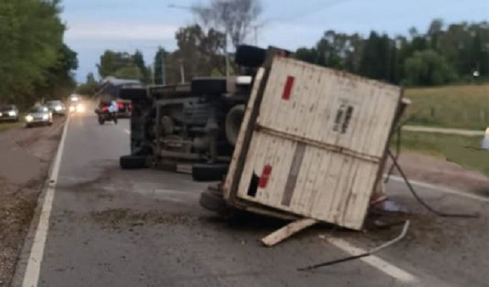 Volcó camioneta con caballos frente a la Champañera