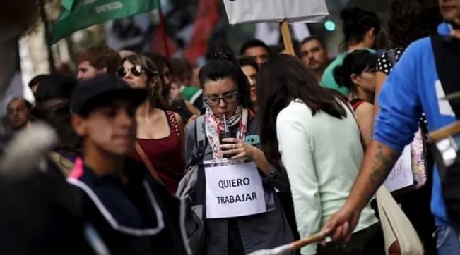 6 de cada 10 varones y 7 de cada 10 mujeres jóvenes, trabajan en la informalidad en Argentina