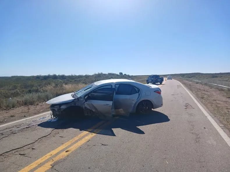 Despistó y chocó  un guard rail por el mal estado de la R 143